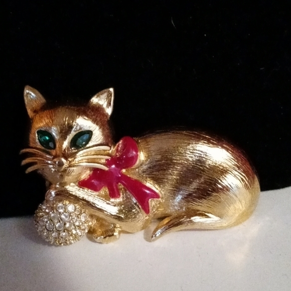 Napier cat brooch with emerald green jewel eyes and crystal stone ball - Picture 1 of 5